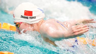 看着都痛！王钰栋背后遭凶狠犯规受伤下场 赛后采访表示并无大碍.