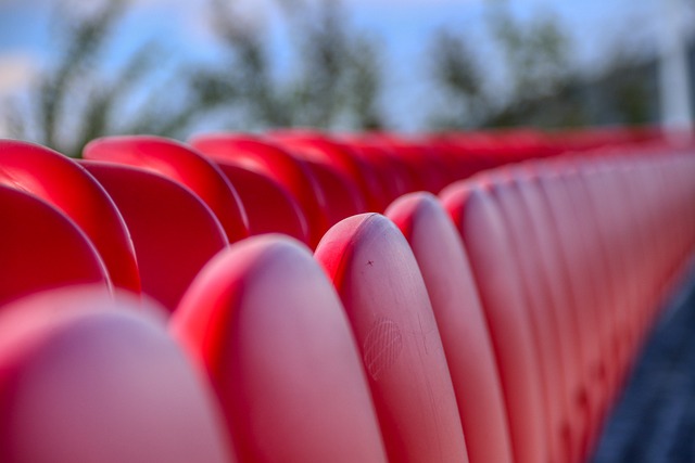 这个球员比西班牙前足协主席路易斯强吻女球员珍妮还搞笑….